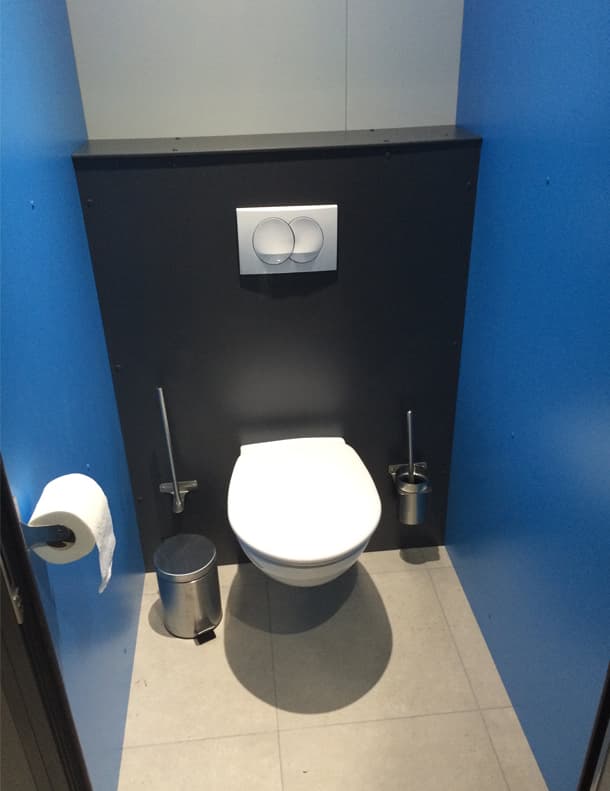 Installation de sanitaire type toilette surélevé par l'entreprise Tama